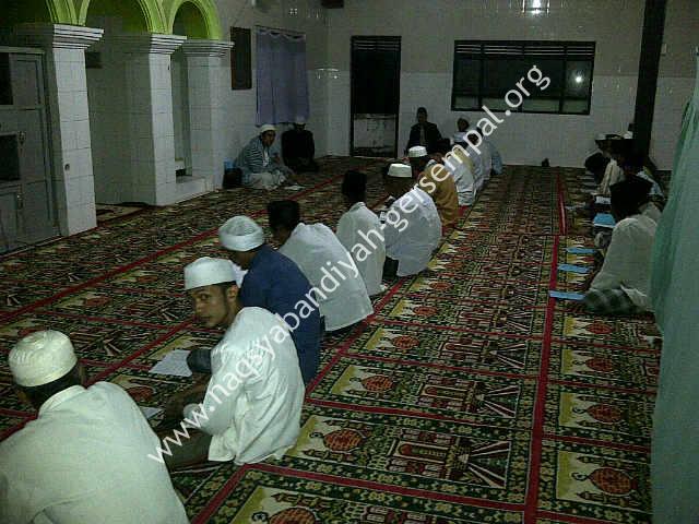 KH. Syaifullah Ja'far menyampaikan materi sholawat tawassuliyah