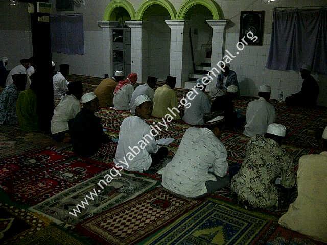 Ikhwan Desa Aeng sare Thariqat Naqsyabandiyah Gersempal, sedang mengikuti kegiatan SITqON