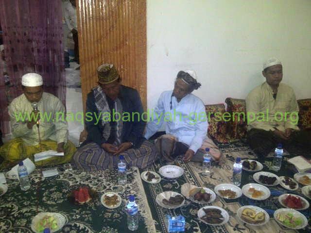 Tampak KH.R Amin Syafiuddin (kanan) mengikuti IS'AD II