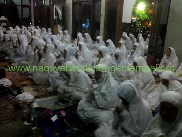 Akhawat sedang larut dalam kegiatan khotmil kwajagan