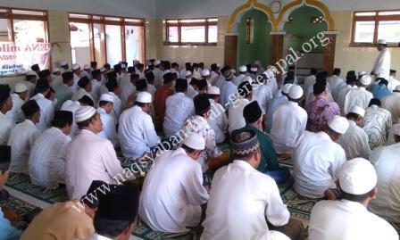 Hadrotus Syeikh Ahmad Ja'far Abdul Wahid memimpin kegiatan haul masyayikh