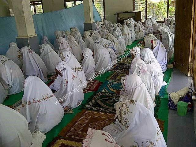 Akhawat Naqsyabandiyah Gersempal sedang mengikuti kegiatan Tawajjuh