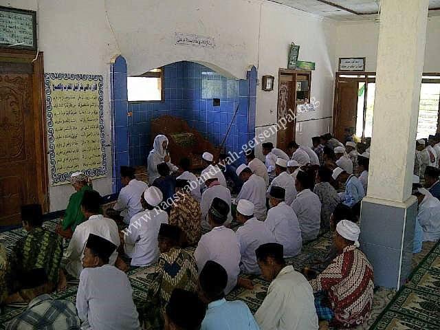 KH. Ahmad Ja'far Abd. Wahid sedang memimpin kegiatan Haul Masyayikh An-Naqsyabandi