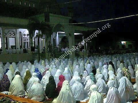 Akhawat Naqsyabandiyah Gersempal mengikuti Khotmil Khwajagan