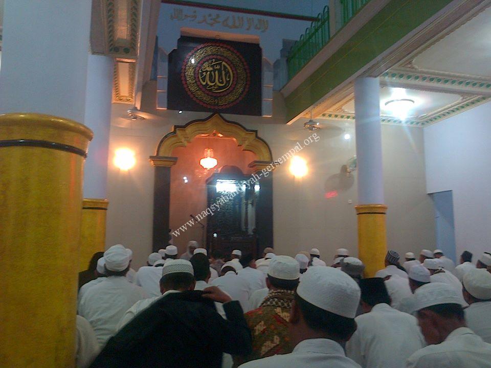 Hadrotus Syeikh Ahmad Ja'far Qs. sedang memimpin dzikir bersama