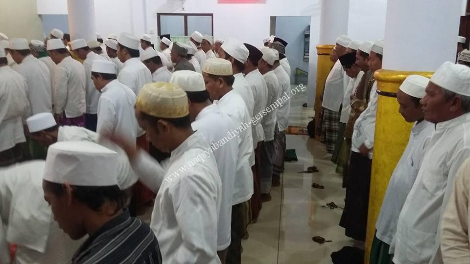 Jama'ah SITQON sedang sholat berjema'ah