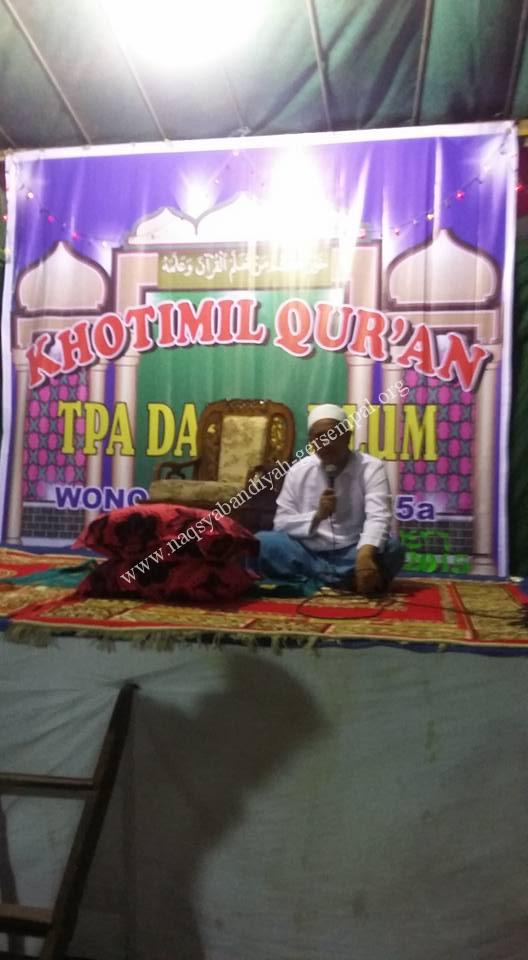 Tampak KH. R. Syaifullah Ja'far sedang menyampaikan materi pada pengajian