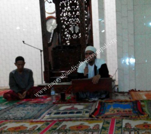Tampak KH. R. Syaifullah Ja'far sedang menyampaikan materi pengajian