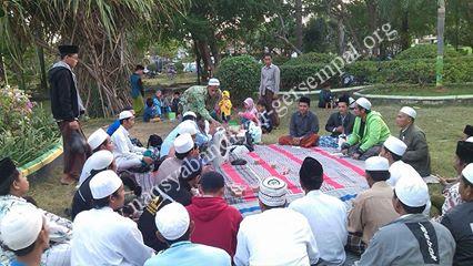 Tampak KH.R. Syaifullah Ja'far berbincang-bincang dengan pengurus SITQON Pamekasan