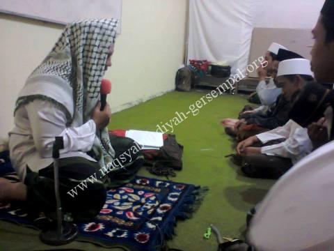 Tampak Kyai Mohammad Mas'ud memimpin kegiatan khotmil khwajagan