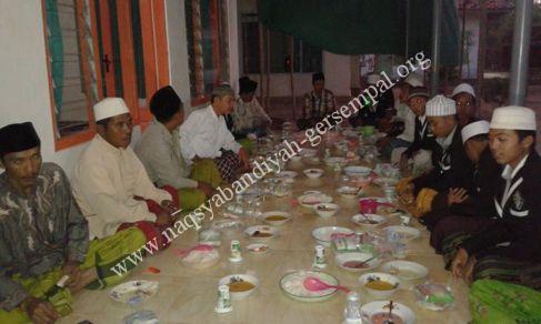 Santri dan Alumni Pesantren Darul Ulum untuk Pulau Sepudi sedang beramah-tamah