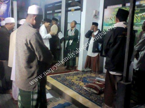 Jama'ah SITQON Lumajang bersholawat dengan diiringi kesenian hadrah