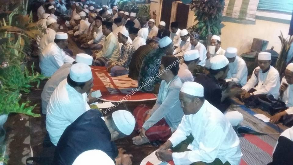Santri dan Alumni PP. Darul Ulum Gersempal Omben Sampang mengikuti kegiatan IS'AD