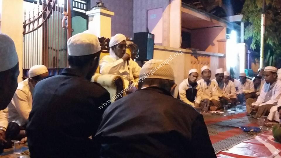 Tampak Hadrotus Syeikh Syafiuddin Abdul Wahid berada ditengah-tengah Alumni