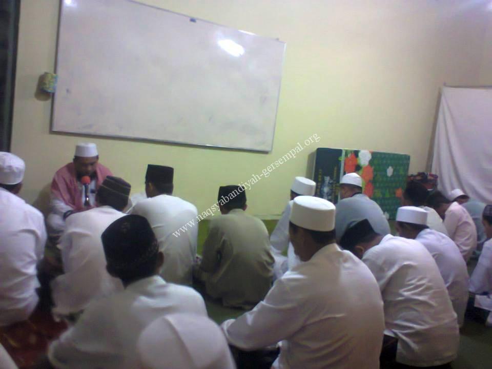 Tampak Kyai Mohammad Mas'ud (Imam Khwajagan Naqsyabandiyah Gersempal) ditengah-tengah jama'ah SITQON Lumajang