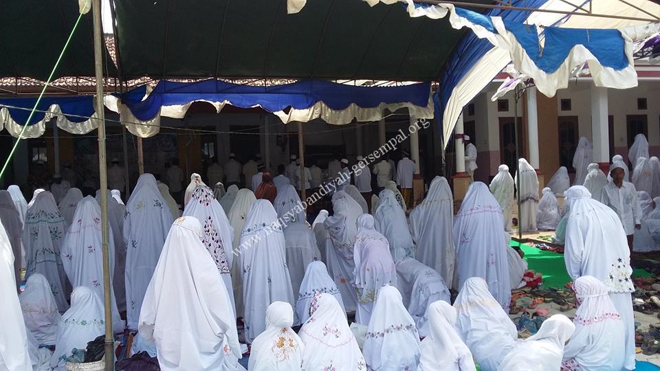 Tampak Akhawat dan Muhibbin Naqsyabandiyah Gersempal mengikuti kegiatan