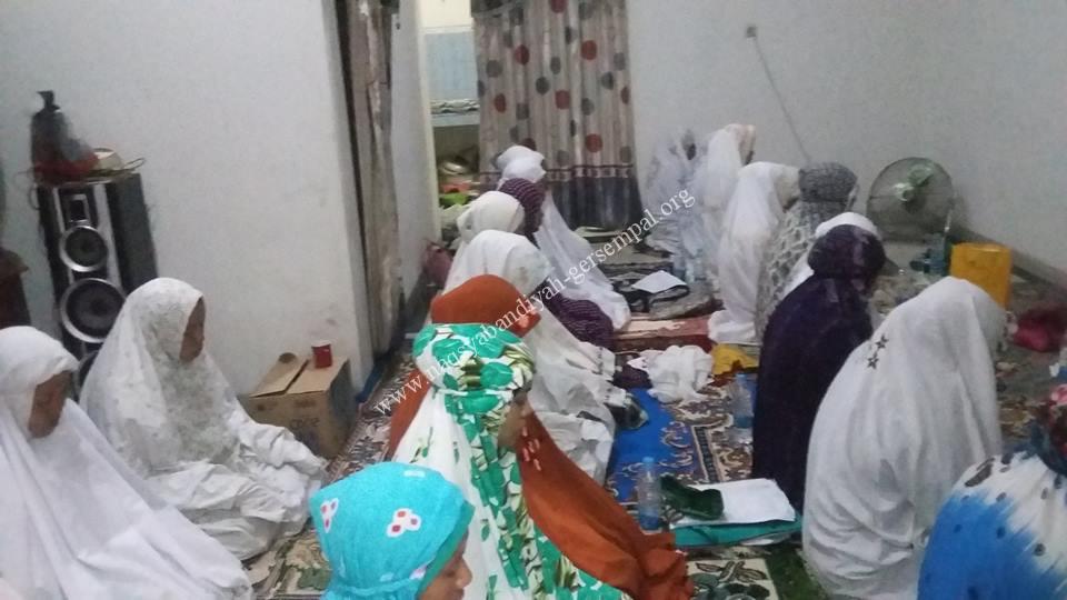 Tampak Akhawat dan muhibbin Naqsyabandiyah Gersempal, khusuk mengikuti kegiatan 