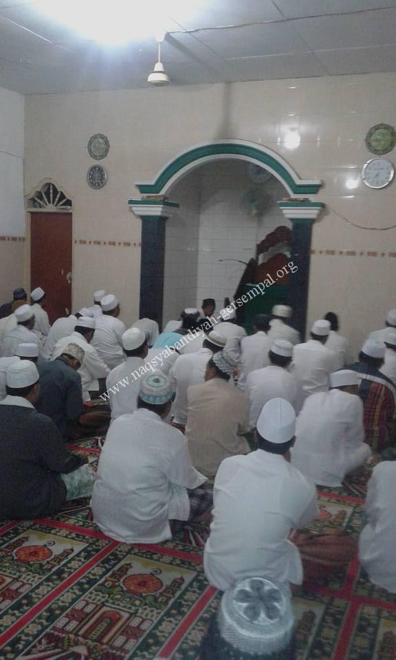 Jama'ah SITQON Surabaya mengikuti kegiatan dzikir bersama Imam Khwajagan Naqsyabandiyah Gersempal untuk wilayah Surabaya