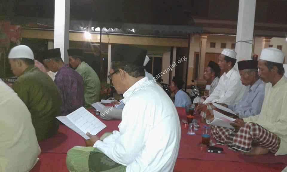 Jama'ah SITQON Blumbungan Pamekasan, melantunkan Sholawat Tawassuliyah