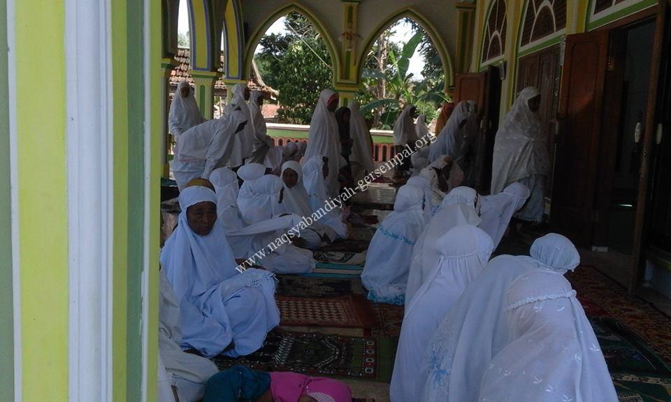 Tampak Jama'ah SITQON Kara Torjun Sampang, mengikuti kegiatan Dzikir bersama dikediaman KH. Bustomi