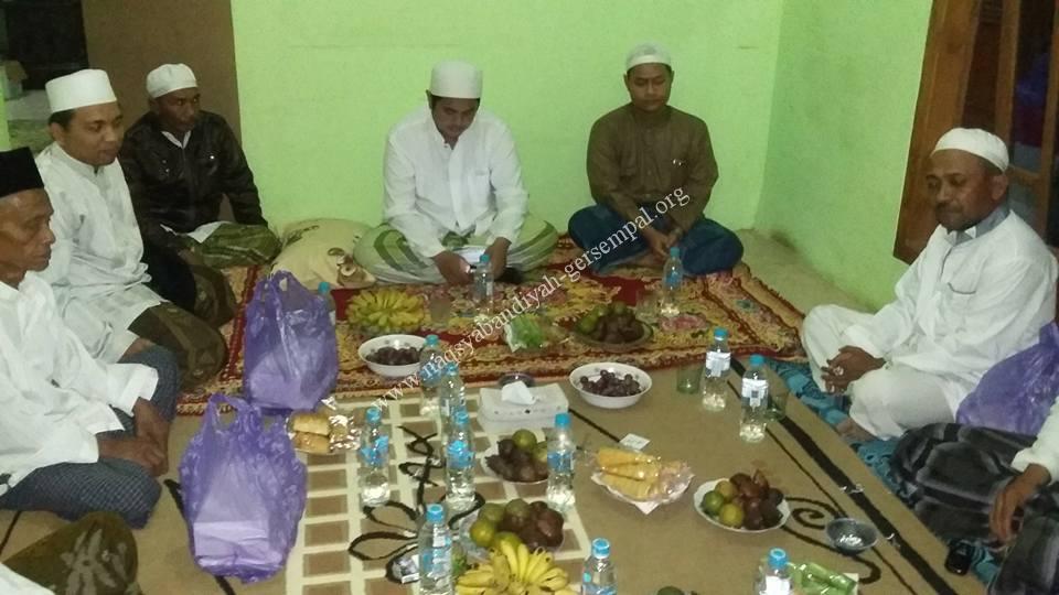 Tampak KH.R. Syaifullah Ja'far dan KH.R. Amin Syafiuddin beramah-tamah dengan Pengurus Cabang SITQON Situbondo