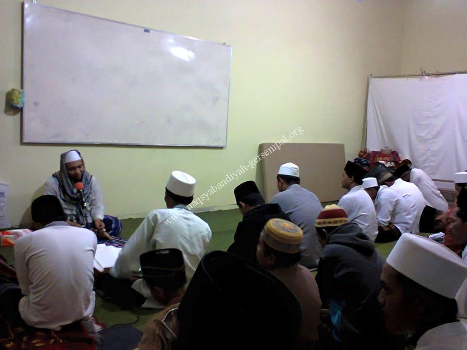 Tampak Kyai Mohammad Mas'ud (Imam Khwajagan Naqsyabandiyah Gersempal untuk wilayah Lumajang) memimpin kegiatan