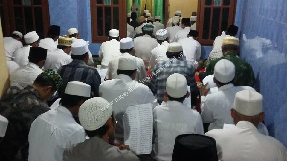 Masyarakat Sidoarjo mengikuti kegiatan Istighotsah SITQON