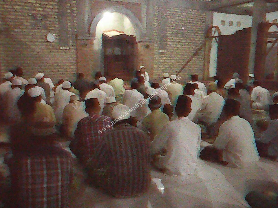 Jama'ah SITQON sedang mengikuti pengajian Kitab Sholawat Tawassuliyah
