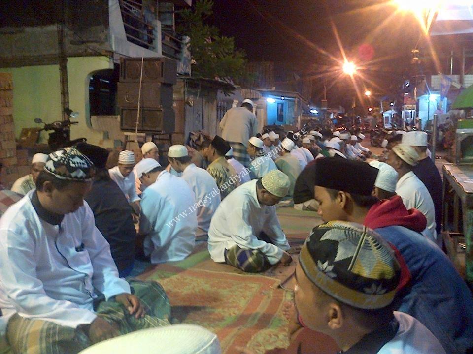 Masyarakat Surabaya, sedang mengikuti kegiatan Murobatotul Ittihadiyah di Sidotopo Surabaya