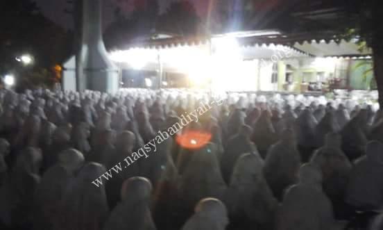 Jama'ah SITQON Naqsyabandiyah Gersempal sedang mengikuti kegiatan Haul Akbar di UNEJ