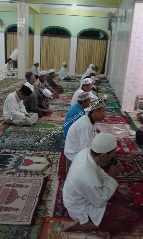 Jama'ah SITQON Surabaya mengikuti kegiatan Khotmil Khawajagan di Masjid Jamik Dupak