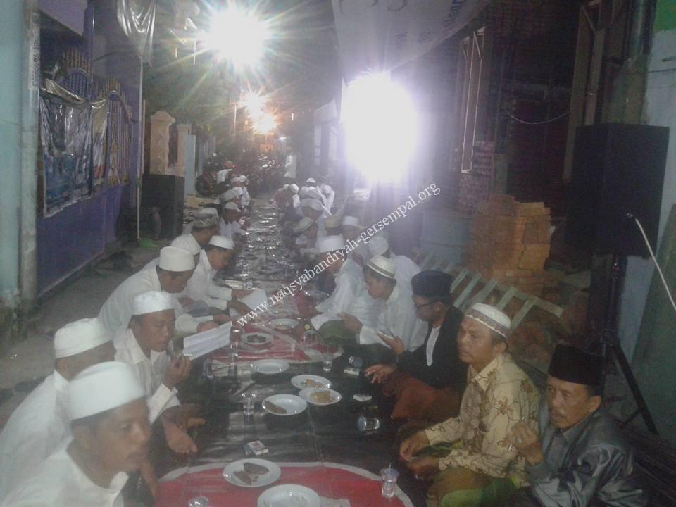 Jama'ah IS'AD dan SITQON Surabaya tampak sedang beramah-tamah