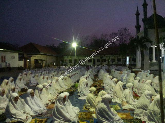 Jama'ah SITQON mengikuti kegiatan di PP. Darul Ulum II Al-Wahidiyah Gersempal Omben Sampang