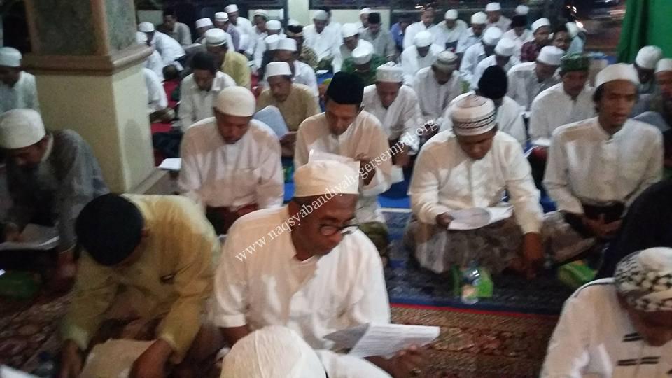 Jama'ah SITQON Sidoarjo, sedang bersholawat