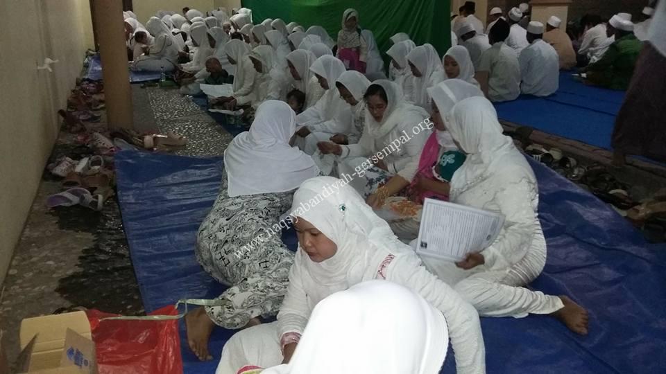 Akhawat dan Muhibbin Naqsyabandiyah Gersempal sedang mengikuti kegiatan SITQON Sidoarjo