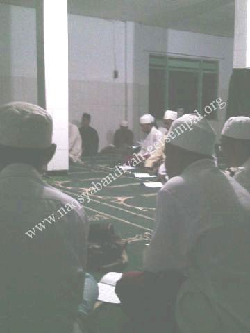 Jama'ah SITQON Aeng Sareh Sampang beristighotsah di madrasah Darus Salam