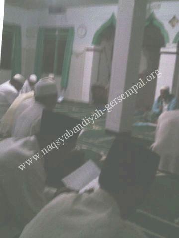 Tampak Hujjatun Naqsyabandi Gersempal, KH.R. Syaifullah Ja'far menyampaikan materi Kitab Sholawat Tawassuliyah