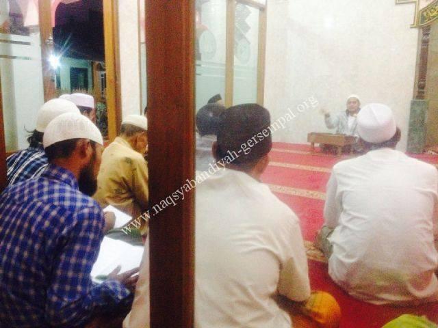 Tampak KH.R. Syaifullah Ja'far menjelaskan kandungan Kitab Sholawat Tawassuliyah