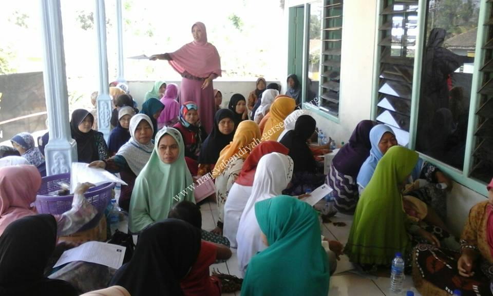 Terlihat para Akhawat dan Muhibbin Thariqat An-Naqsyabandiyah, mengikuti kegiatan SITQON Pamekasan