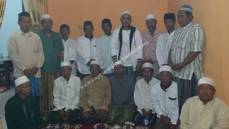 Jajaran Pengurus Cabang SITQON Pasuruan, foto bersama dengan KH.R. Syaifullah Ja'far (tengah)