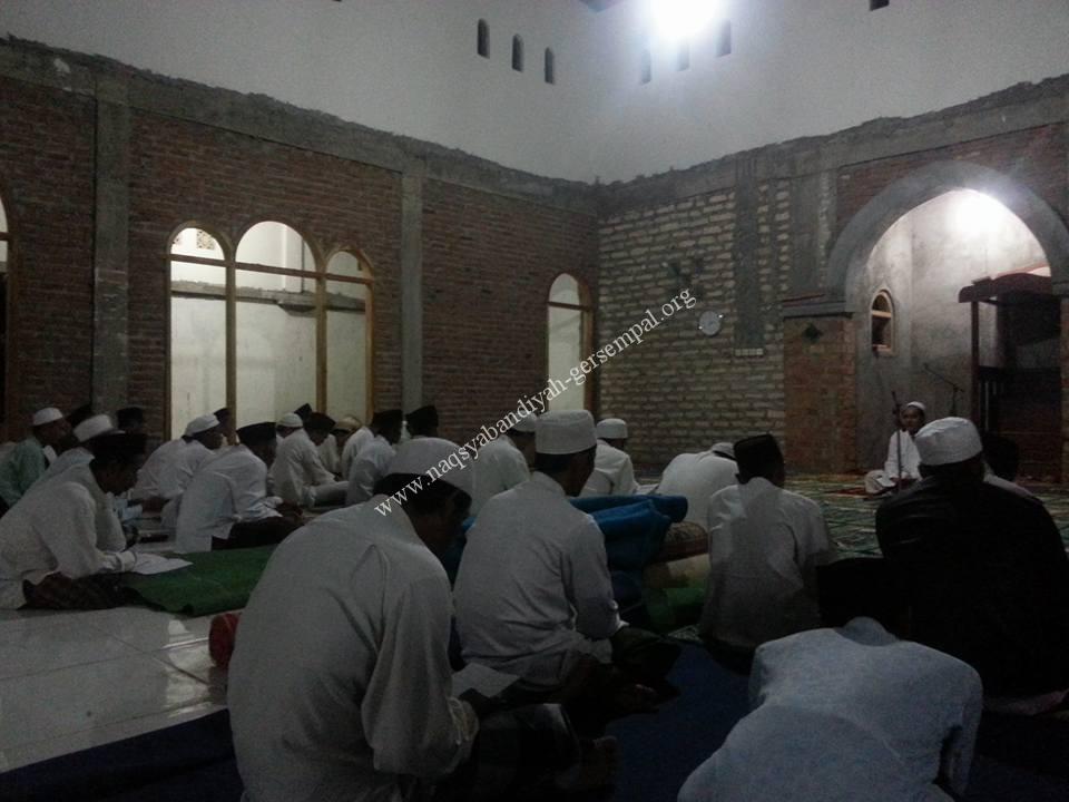 Tampak "Hujjatun Naqsyabandi Mudzhari Gersempal" KH.R. Syaifullah Ja'far menyampaikan kandungan Sholawat Tawassuliyah