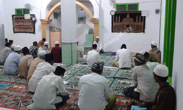 Jama'ah SITQON Aeng Sareh Sampang sedang mengikuti pengajian Sholawat Tawassuliyah