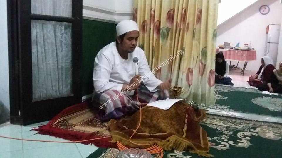 Tampak KH.R. Syaifullah Ja'far sedang menyampaikan materi kitab "Sholawat Tawassuliyah" di hadapan Jama'ah SITQON Surabaya.
