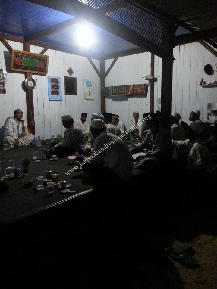 Jama'ah SITQON Karang Penang Sampang, sedang mendengarkan Pengajian Sholawat Tawassuliyah yang disampaikan oleh Al-Mukarrom KH.R. Syaifullah Ja'far