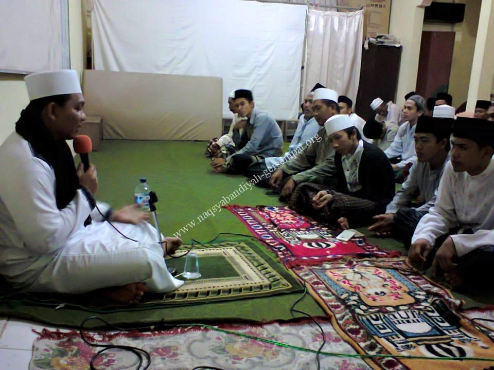 Tampak Kyai Mohammad Mas'ud sedang memimpin kegiatan SITQON Lumajang