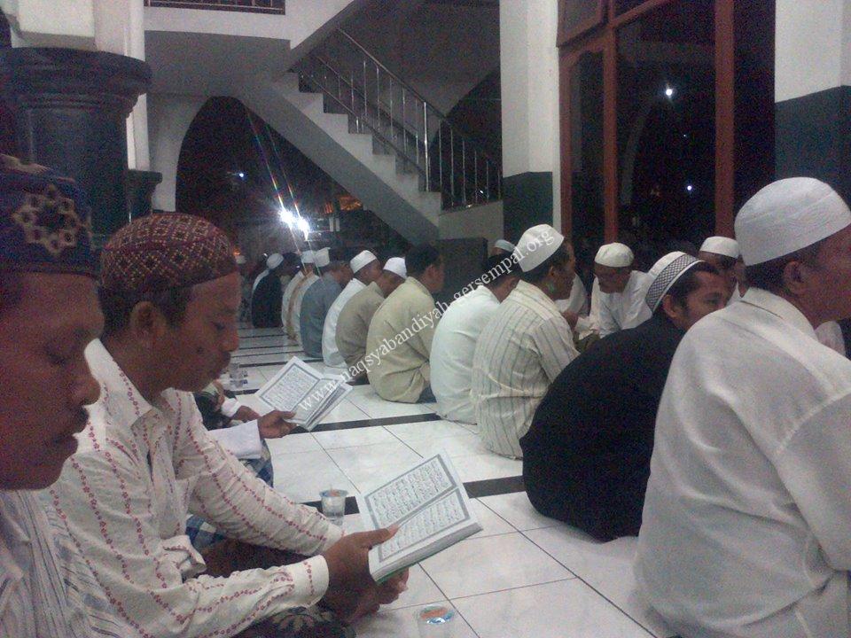 Hadrotus Syeikh KH.R. Syafiuddin Abd. Wahid selaku pembina Murobbatotul Ittihadiyah