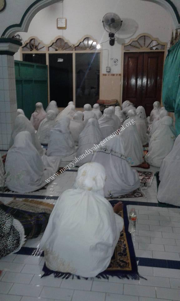 Jama'ah SITQON Surabaya, sedang mengikuti Dzikir bersama "Khotmil Khwajagan"
