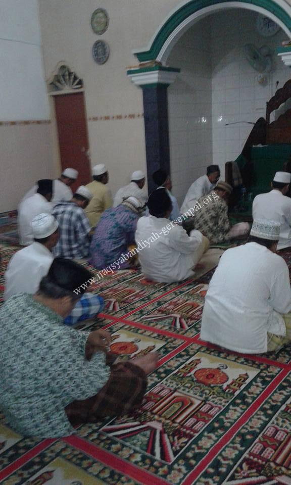 Ikhwan Thoriqoh Naqsyabandiyah Mudzhari Gersempal sedang mengikuti kegiatan dzikir bersama "Khotmil Khwajagan"