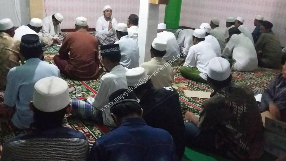 Tampak Gus Syaiful sedang menyampaikan materi Sholawat Tawassuliyah