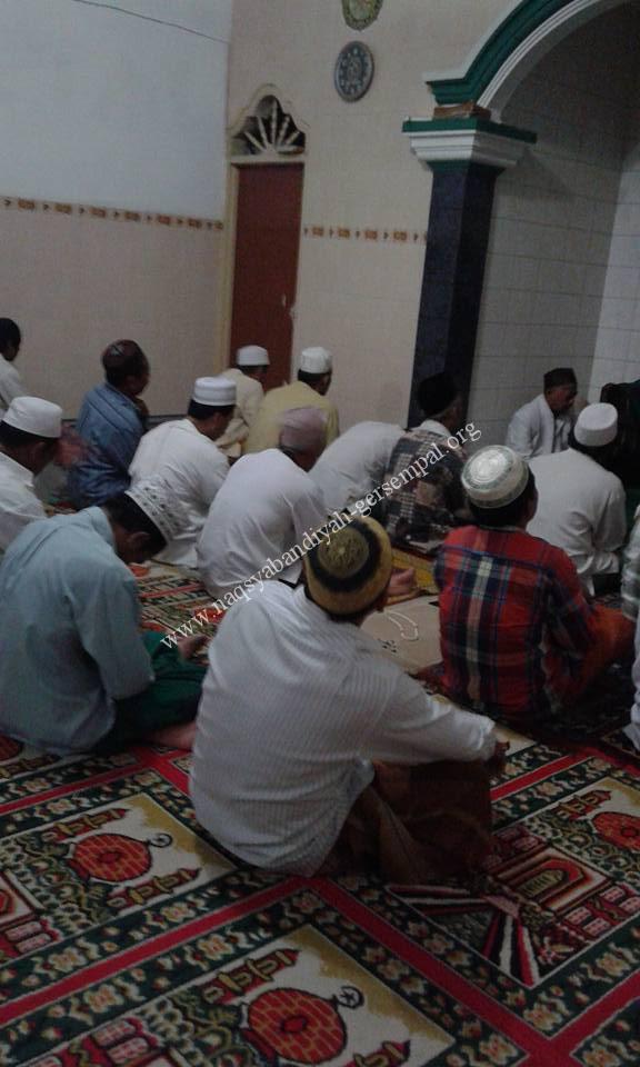 Jama'ah SITQON Surabaya mengikuti kegiatan dzikir bersama "Khotmil Khwajagan"